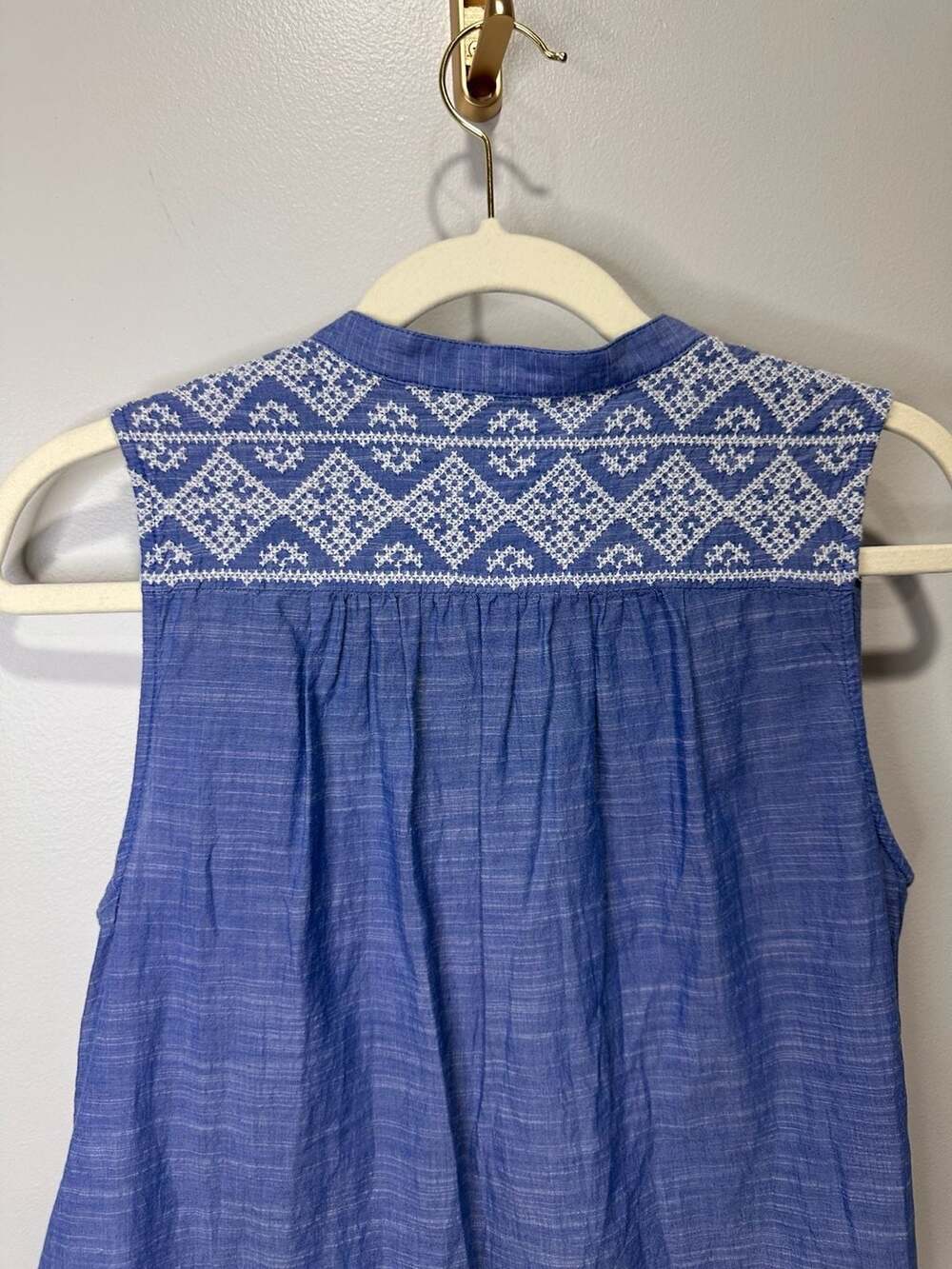 Gap Sleeveless Embroidered Yoke Button Down Shirt Size M - Picture 5 of 6
